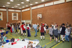 Folkedans på Pontoppidanskolen i Brobyværk